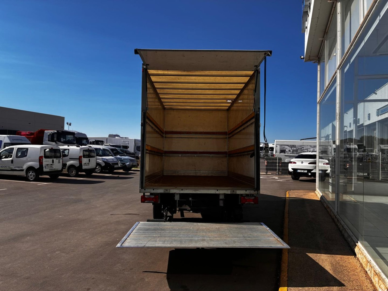 Caja cerrada con plataforma elevadora IVECO 35C16 20m3 - Box van: picture 5 Caja cerrada con plataforma elevadora IVECO 35C16 20m3 - Box van: picture 5