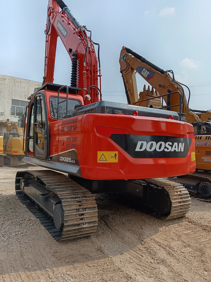 Crawler excavator DOOSAN DX225LCA DX 225 LC-9C DX300 DX340: picture 1