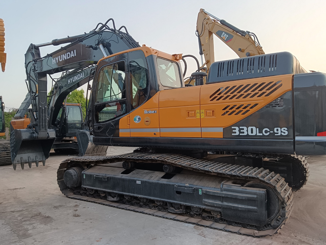 HYUNDAI 330LC - 9S 330LC-9T - Crawler excavator: picture 1 HYUNDAI 330LC - 9S 330LC-9T - Crawler excavator: picture 1
