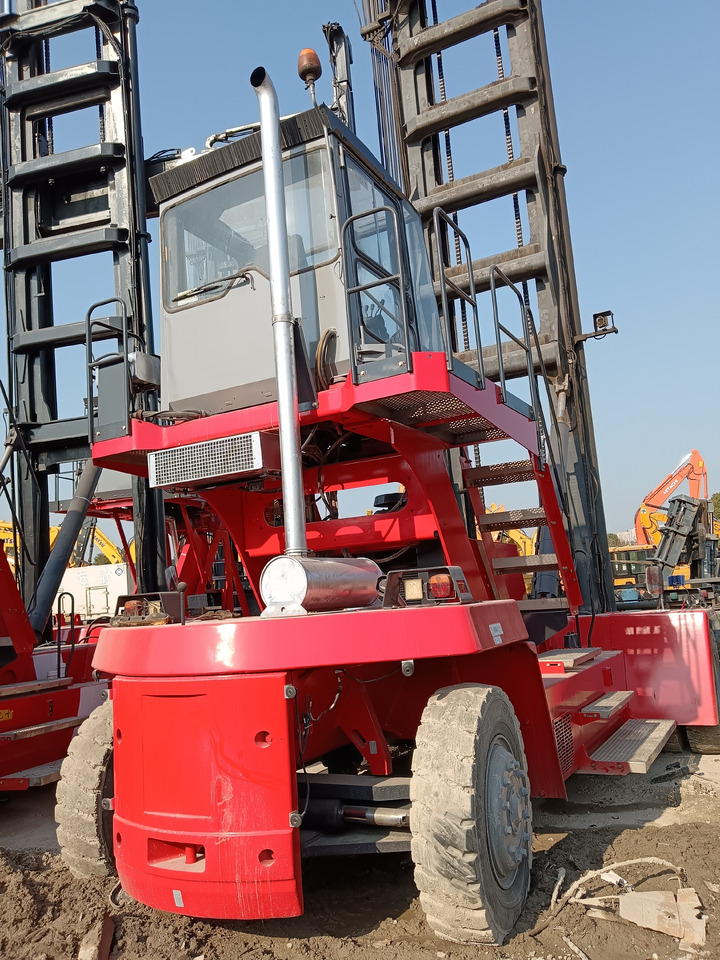 KALMAR DCE90 - Reach stacker: picture 2 KALMAR DCE90 - Reach stacker: picture 2