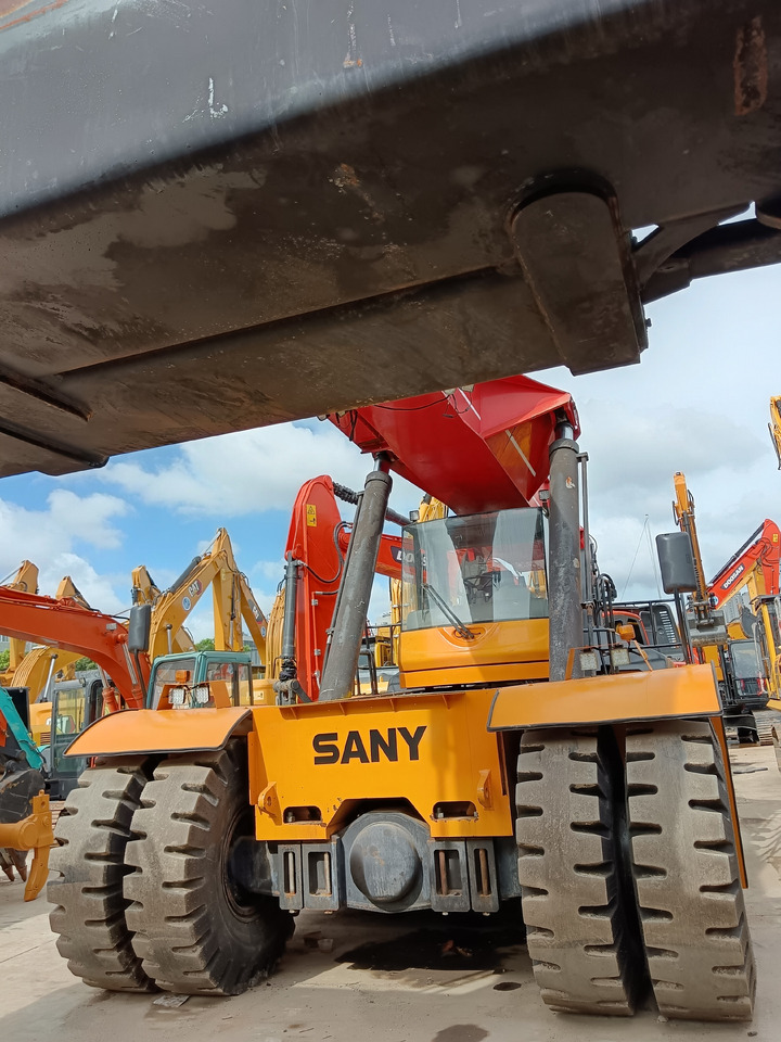 SANY SRSC 45C30 - Reach stacker: picture 3 SANY SRSC 45C30 - Reach stacker: picture 3