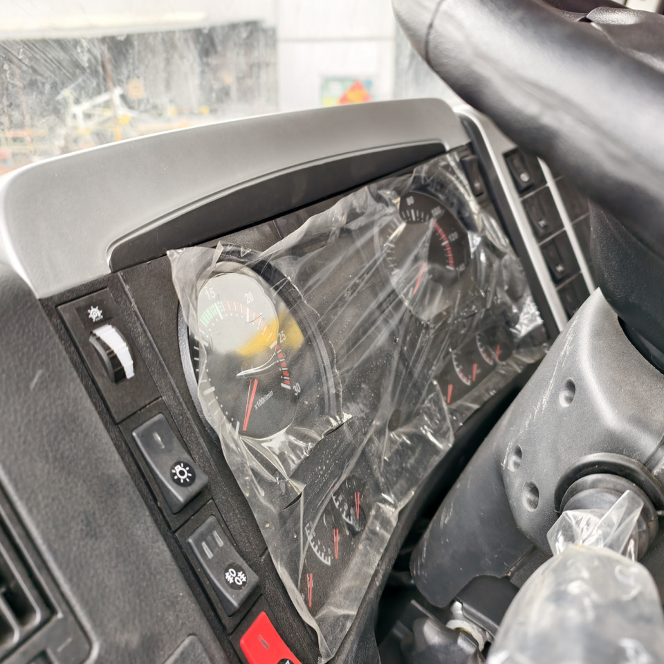 SHACMAN F3000 6*4 8*4 WITH AIR SUSPENSION - Tipper: picture 2 SHACMAN F3000 6*4 8*4 WITH AIR SUSPENSION - Tipper: picture 2