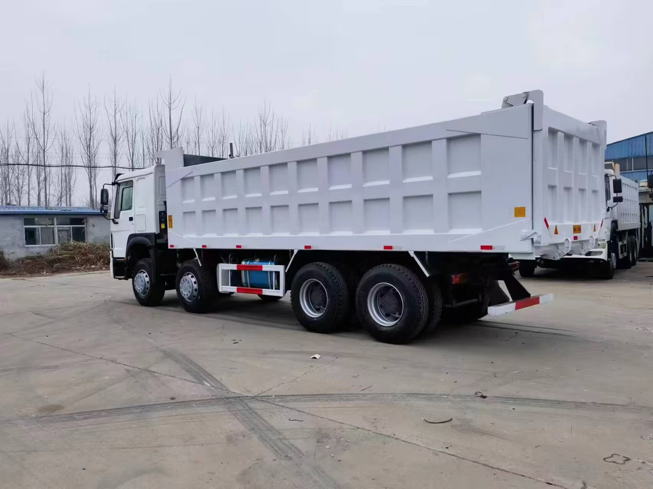 Tipper SINOTRUK HOWO 12 TIRES 8*4: picture 7