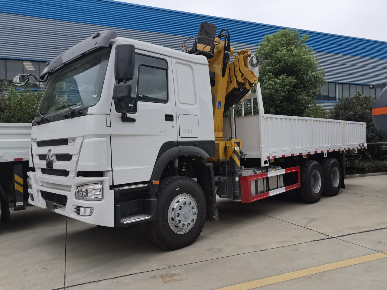 SINOTRUK HOWO 8 TON TRUCK-MOUNTED CRANE - Crane truck: picture 4 SINOTRUK HOWO 8 TON TRUCK-MOUNTED CRANE - Crane truck: picture 4