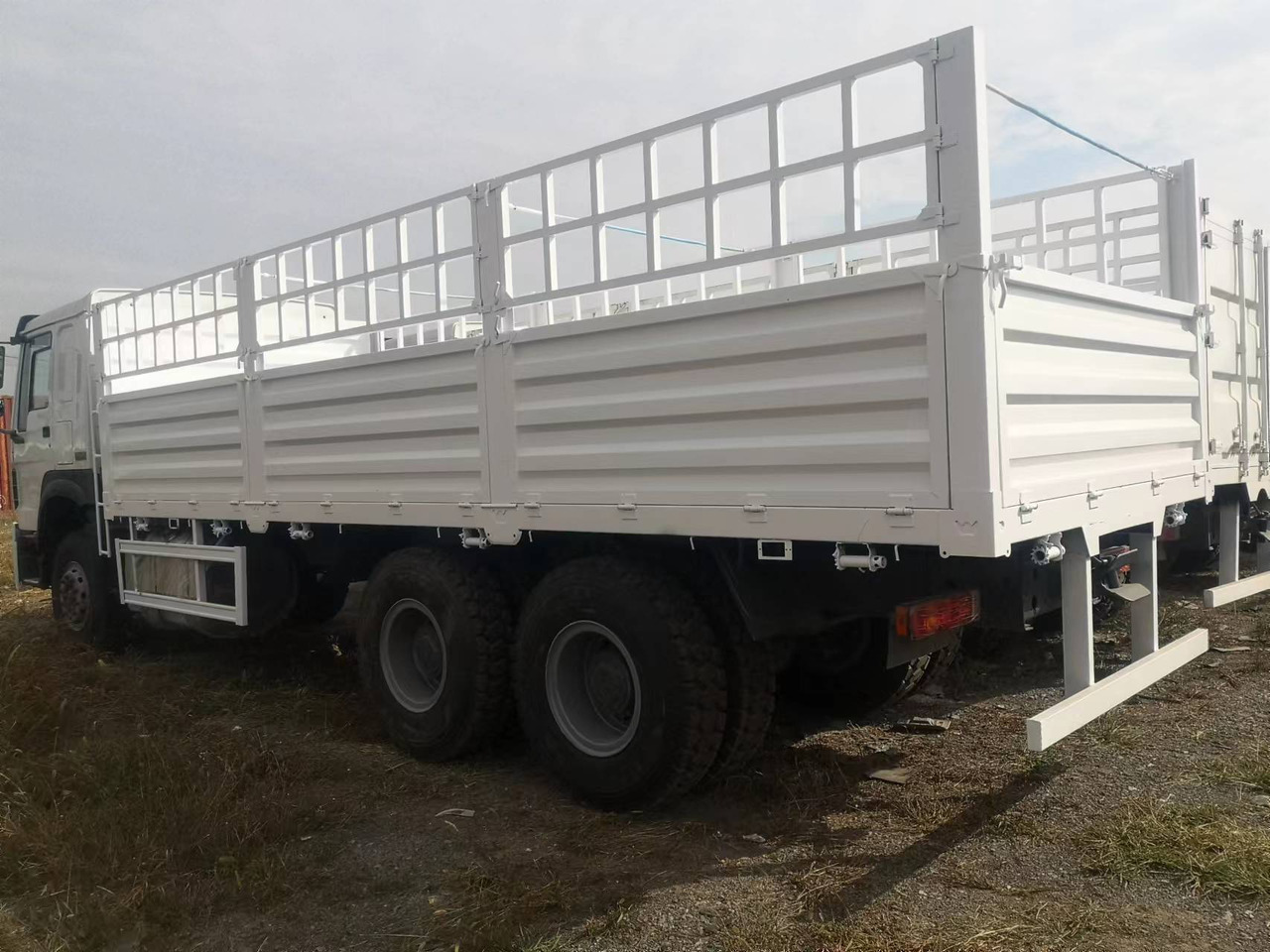 SINOTRUK HOWO LIVESTOCK DUMP TRUCK WITH FENCE - Livestock truck: picture 4 SINOTRUK HOWO LIVESTOCK DUMP TRUCK WITH FENCE - Livestock truck: picture 4