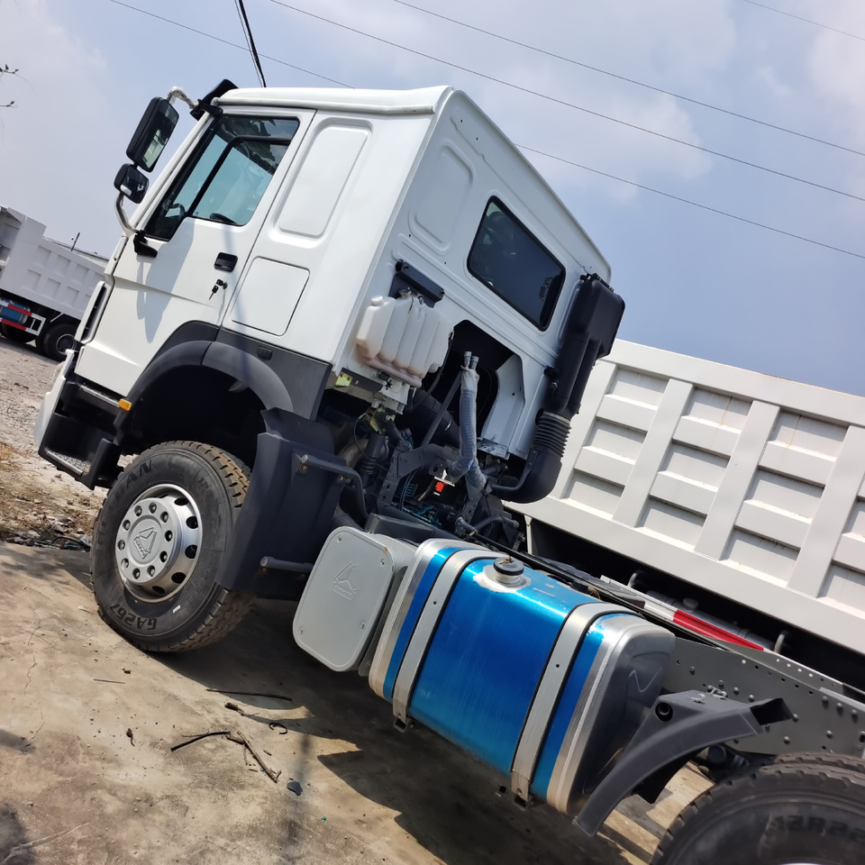 SINOTRUK HOWO TRACTOR HEAD - Tractor unit: picture 1 SINOTRUK HOWO TRACTOR HEAD - Tractor unit: picture 1