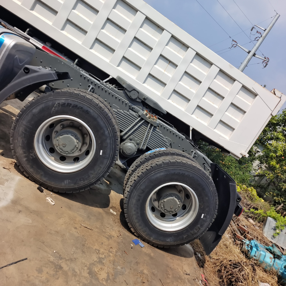 SINOTRUK HOWO TRACTOR HEAD - Tractor unit: picture 2 SINOTRUK HOWO TRACTOR HEAD - Tractor unit: picture 2