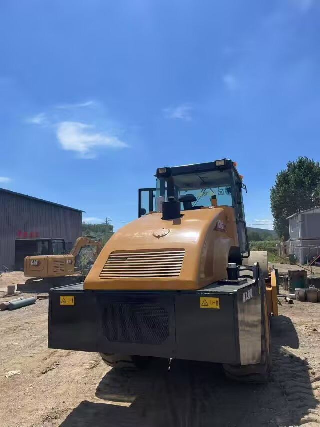 XCMG XS222J - Road roller: picture 3 XCMG XS222J - Road roller: picture 3