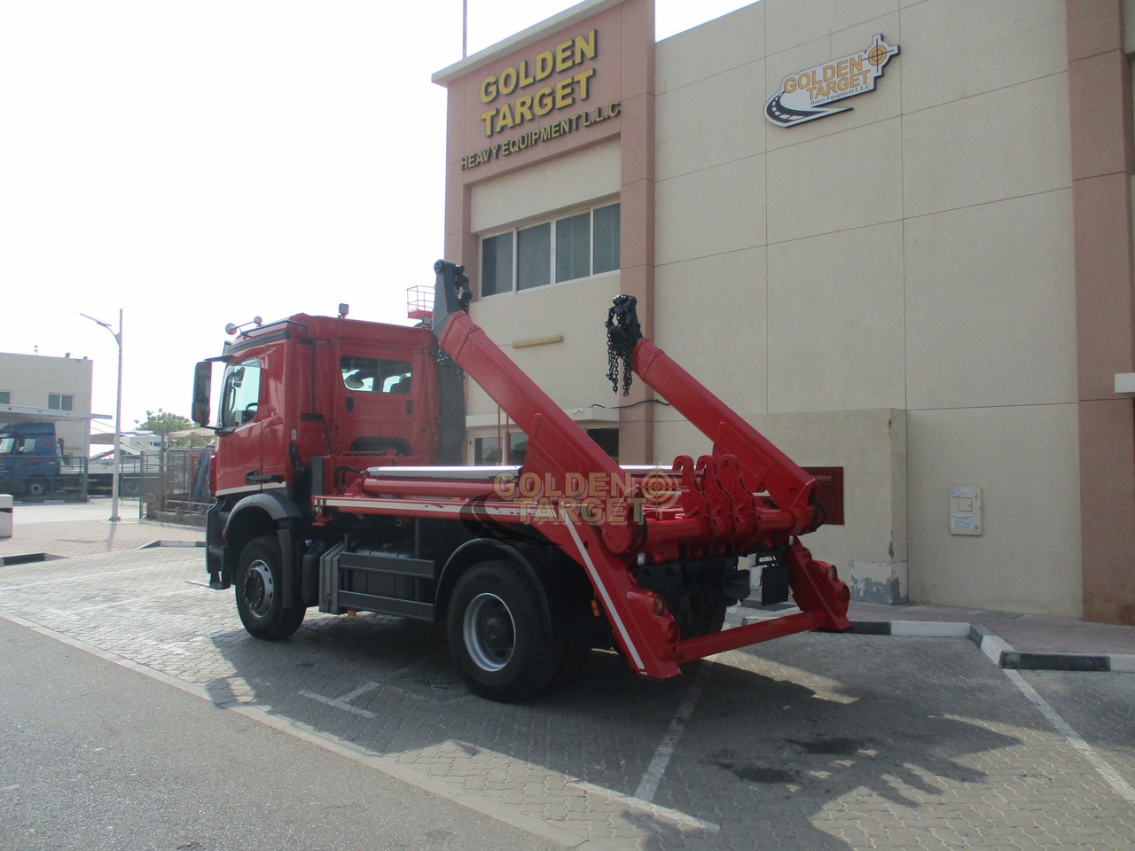 MERCEDES-BENZ Arocs 1832 4x2 Skip Loader - Skip loader truck: picture 3 MERCEDES-BENZ Arocs 1832 4x2 Skip Loader - Skip loader truck: picture 3