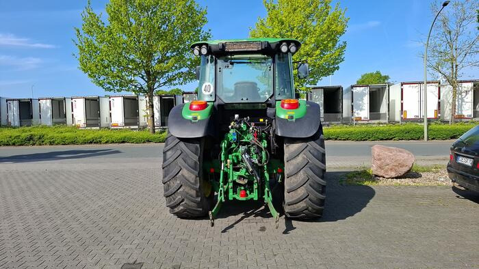John Deere 6110 MC - Farm tractor: picture 3 John Deere 6110 MC - Farm tractor: picture 3
