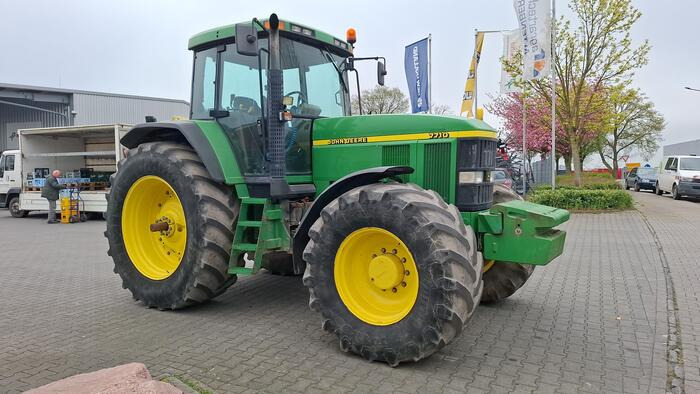 John Deere 7710 - Farm tractor: picture 3 John Deere 7710 - Farm tractor: picture 3