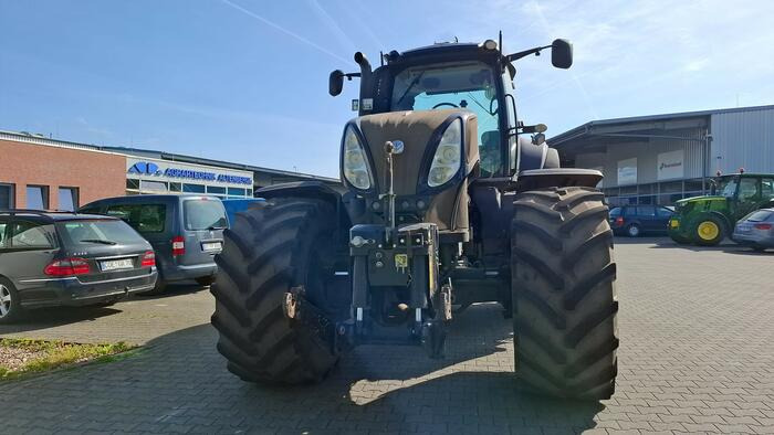 New Holland T8.275 - Farm tractor: picture 2 New Holland T8.275 - Farm tractor: picture 2