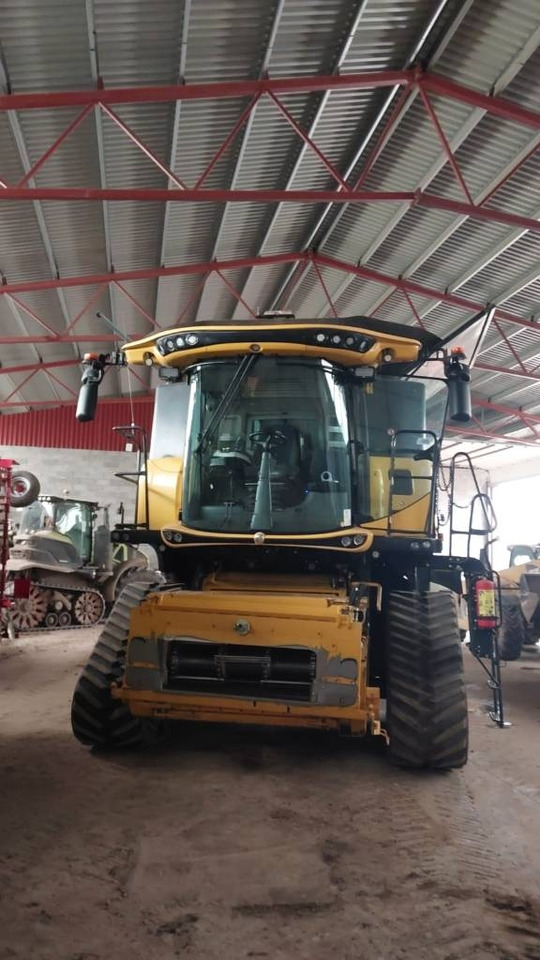 New Holland CR 9.90 - Combine harvester: picture 2 New Holland CR 9.90 - Combine harvester: picture 2