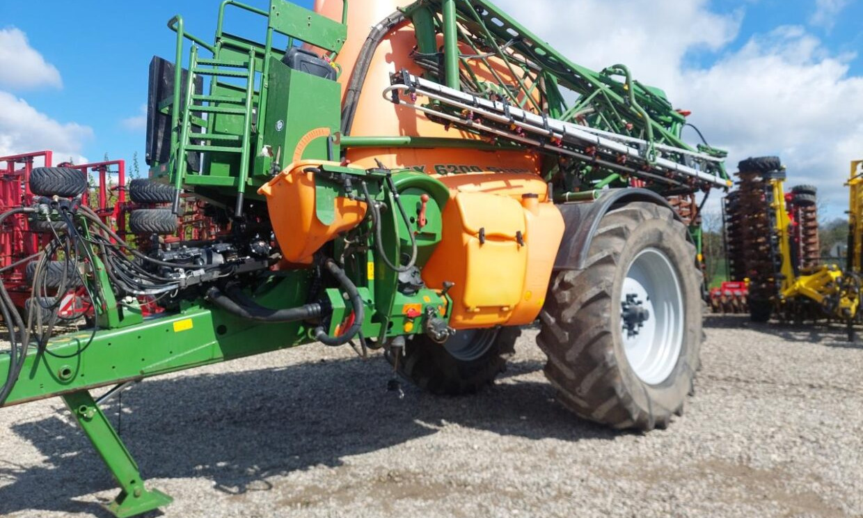 Amazone UX 6200 Super 28-30 M - Trailed sprayer: picture 1 Amazone UX 6200 Super 28-30 M - Trailed sprayer: picture 1