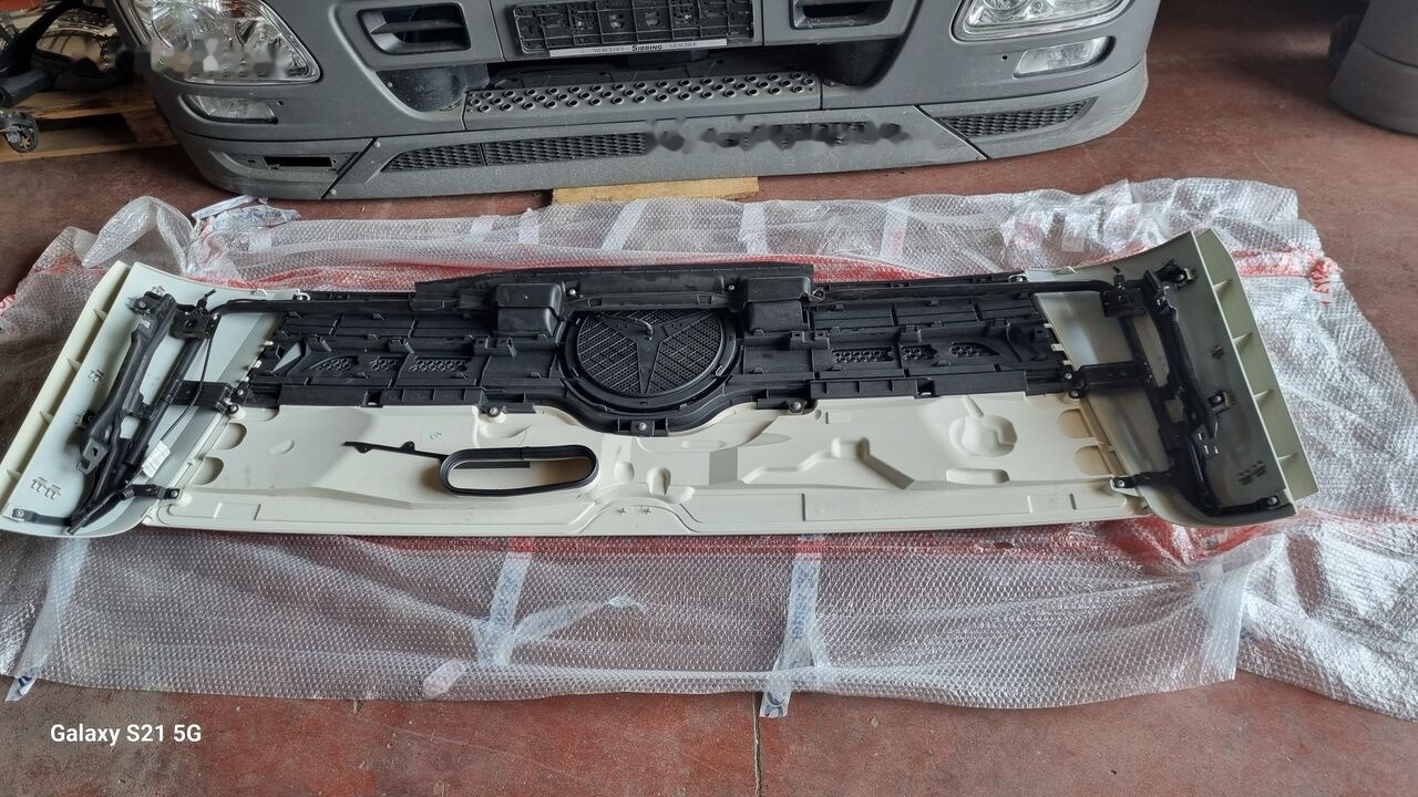 Mercedes-Benz MERCEDES ACTROS MP4 EURO 6 Mercedes-Benz ACTROS MP4 - Hood for Truck: picture 5 Mercedes-Benz MERCEDES ACTROS MP4 EURO 6 Mercedes-Benz ACTROS MP4 - Hood for Truck: picture 5