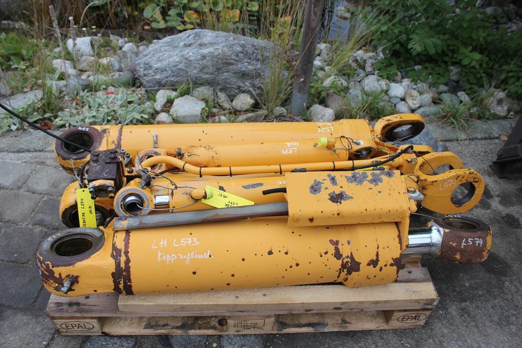 Liebherr L 574 - Hydraulic cylinder for Construction machinery: picture 2 Liebherr L 574 - Hydraulic cylinder for Construction machinery: picture 2