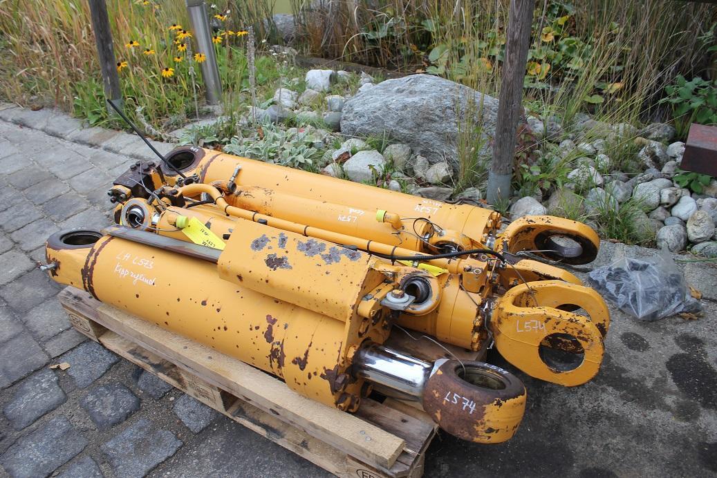 Liebherr L 574 - Hydraulic cylinder for Construction machinery: picture 3 Liebherr L 574 - Hydraulic cylinder for Construction machinery: picture 3