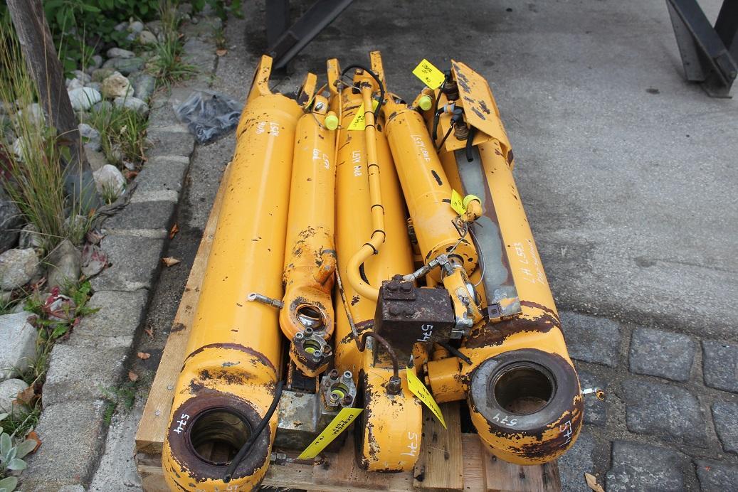 Liebherr L 574 - Hydraulic cylinder for Construction machinery: picture 1 Liebherr L 574 - Hydraulic cylinder for Construction machinery: picture 1