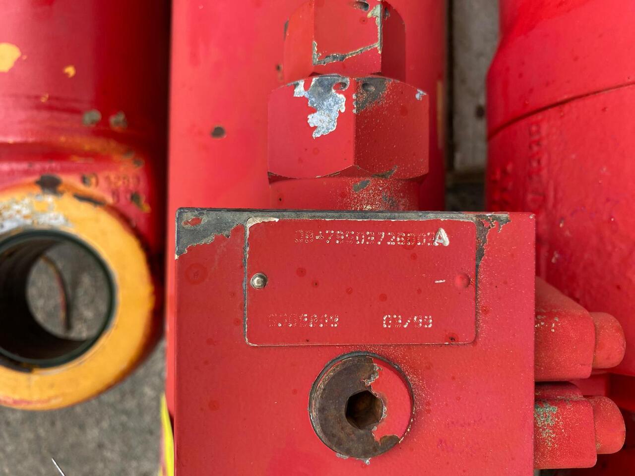 Liebherr R 904 LIT - Hydraulic cylinder for Construction machinery: picture 4 Liebherr R 904 LIT - Hydraulic cylinder for Construction machinery: picture 4