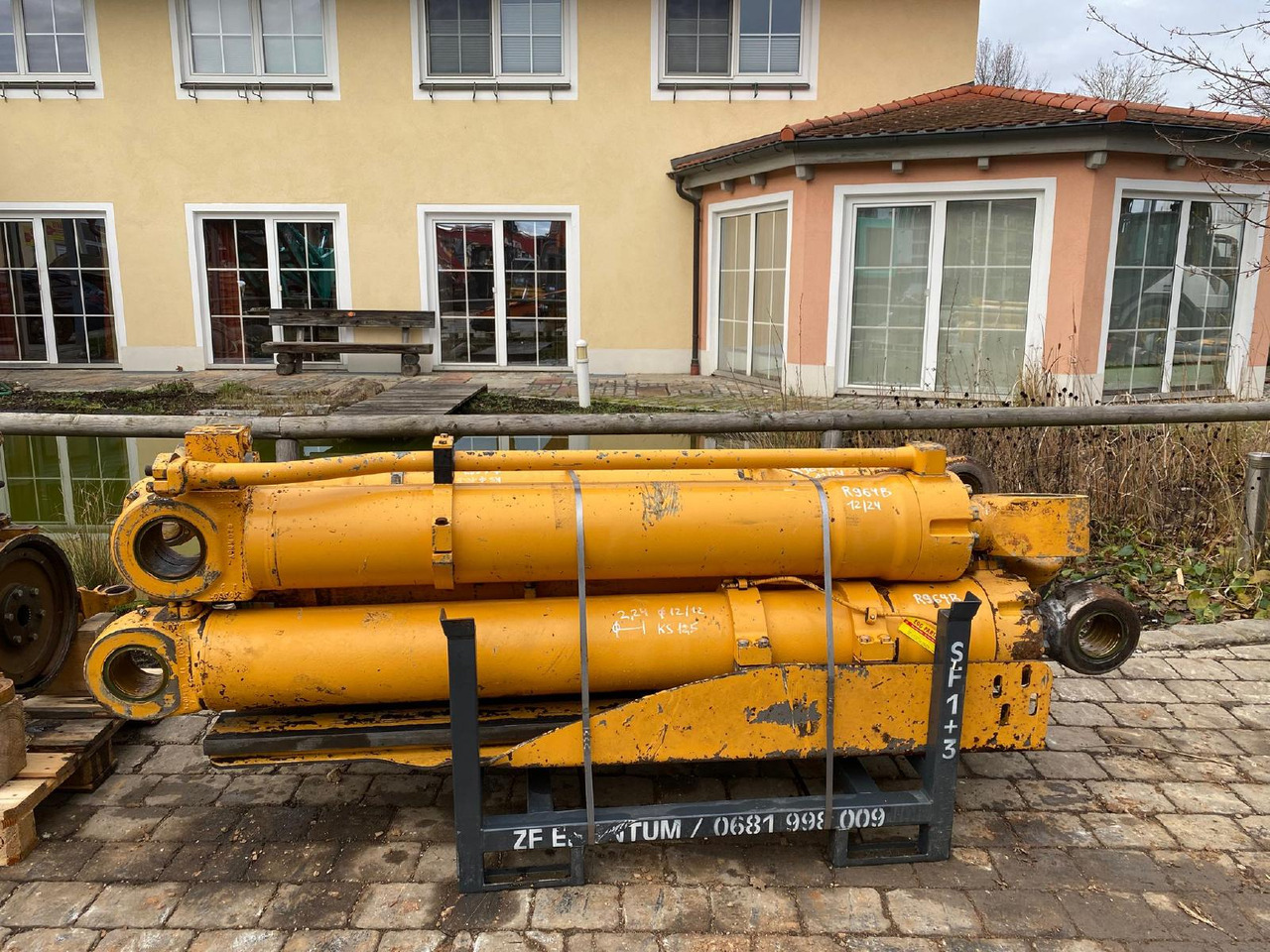 Liebherr R 964 B LIT - Hydraulic cylinder for Construction machinery: picture 4 Liebherr R 964 B LIT - Hydraulic cylinder for Construction machinery: picture 4
