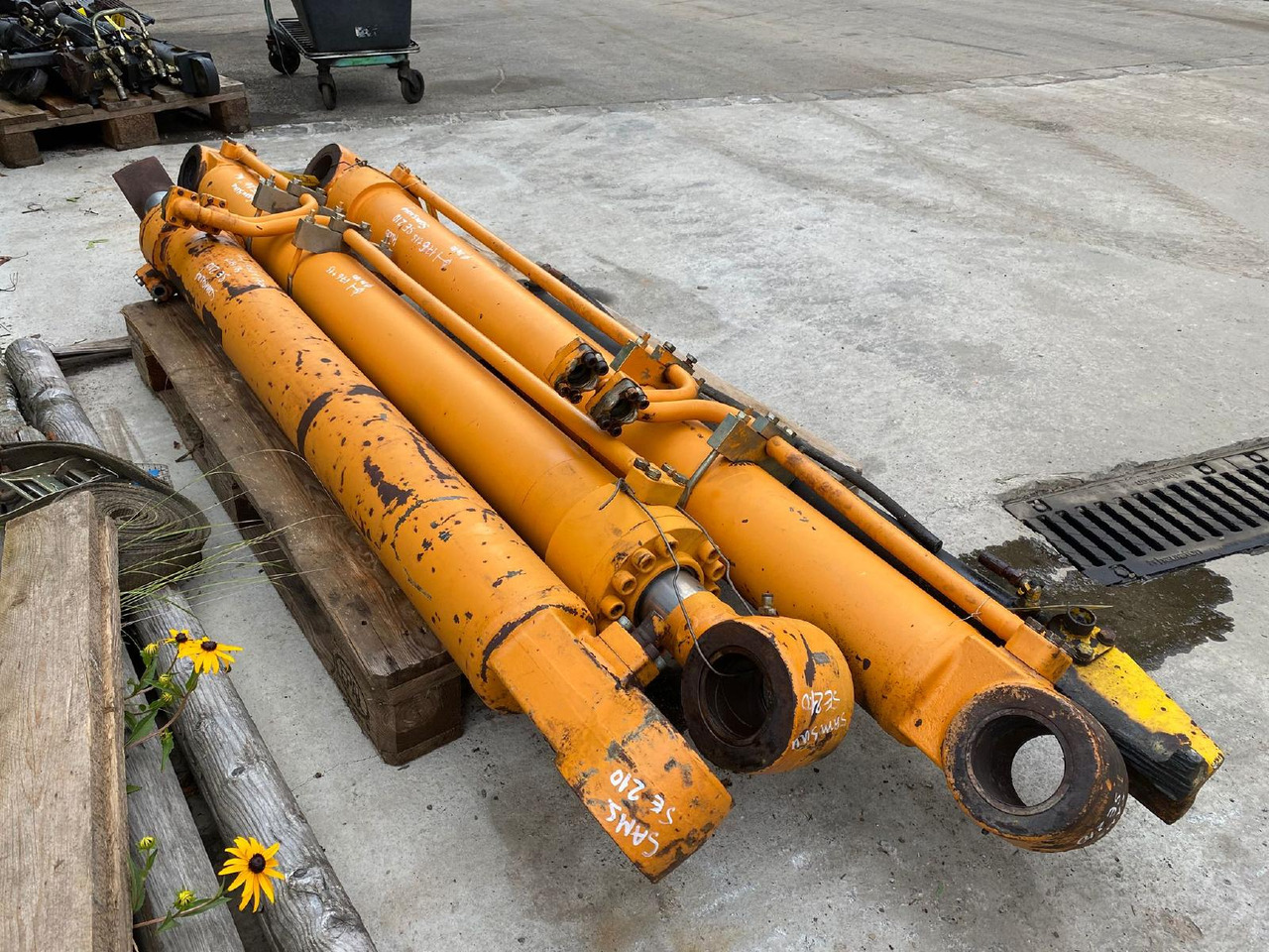 Samsung SE 210 - Hydraulic cylinder for Construction machinery: picture 1 Samsung SE 210 - Hydraulic cylinder for Construction machinery: picture 1