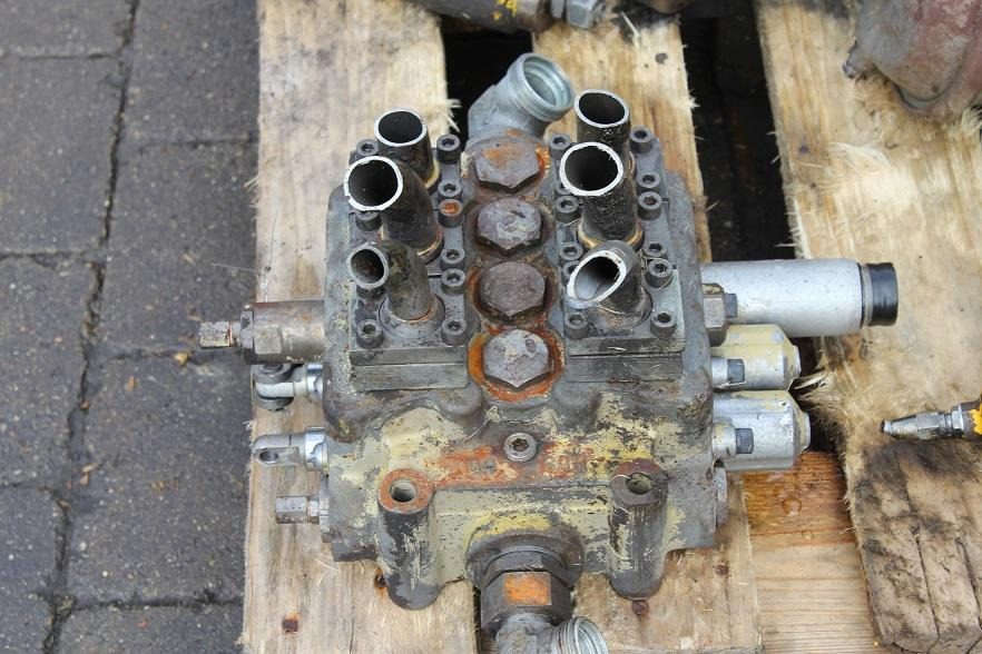 Volvo LM 846 - Hydraulic valve for Construction machinery: picture 4 Volvo LM 846 - Hydraulic valve for Construction machinery: picture 4