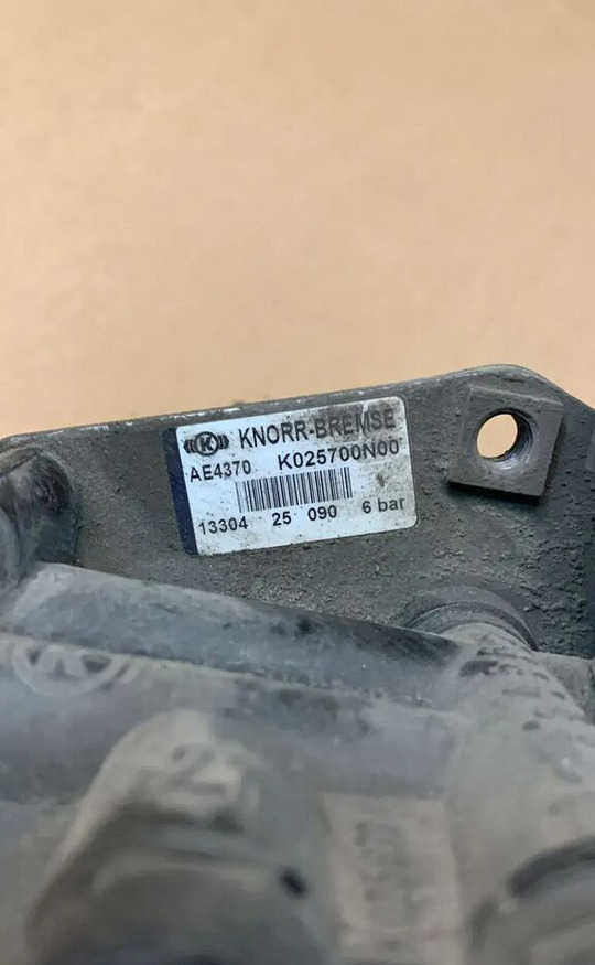 Zawór Luzujący Naczepy AE4370 / K025700N00 KNORR BREMSE - Brake valve for Truck: picture 2 Zawór Luzujący Naczepy AE4370 / K025700N00 KNORR BREMSE - Brake valve for Truck: picture 2