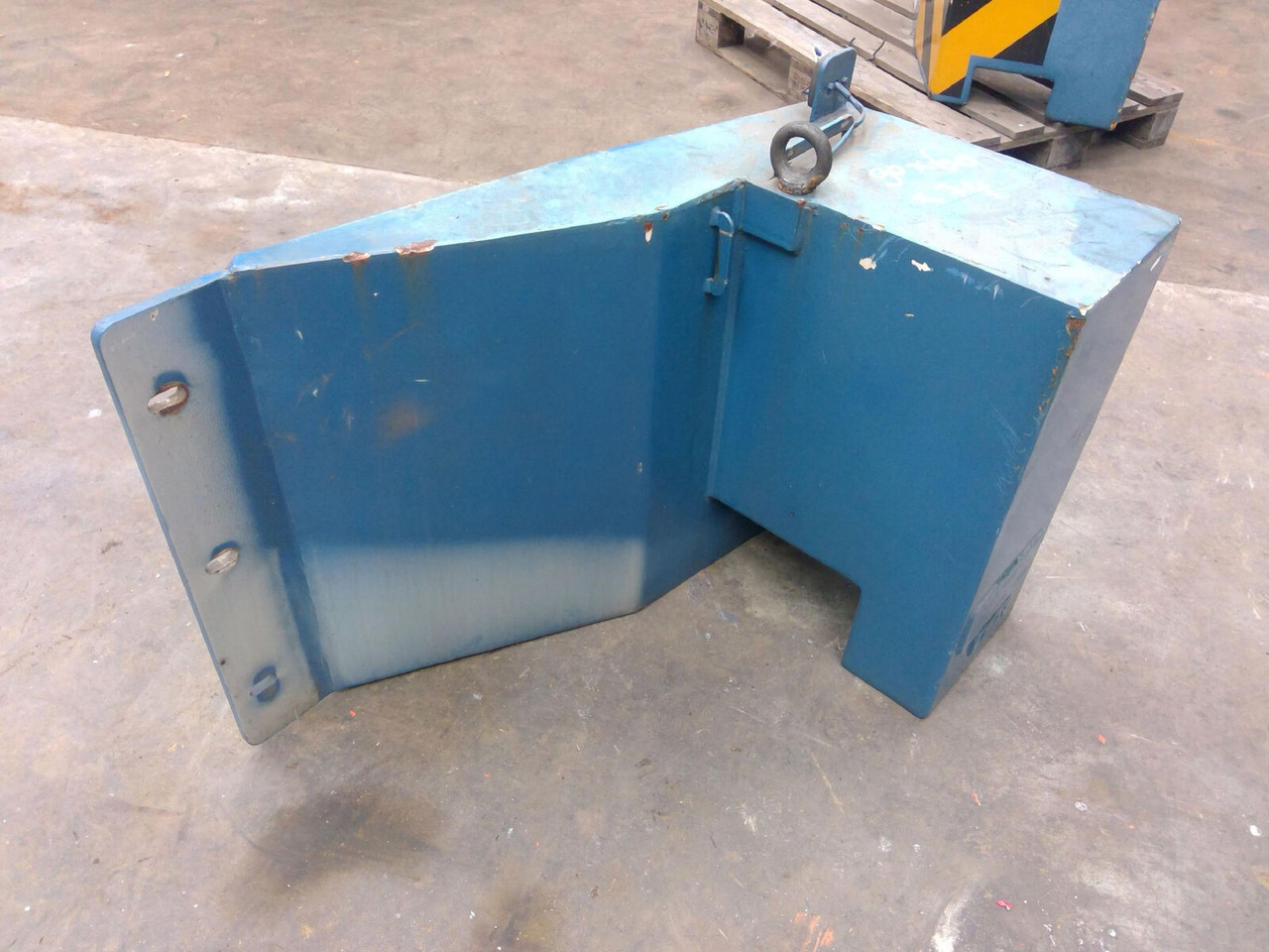 FAUN ATF 40G-2 counterweight 0,7 ton left side - Counterweight for Mobile crane: picture 3 FAUN ATF 40G-2 counterweight 0,7 ton left side - Counterweight for Mobile crane: picture 3