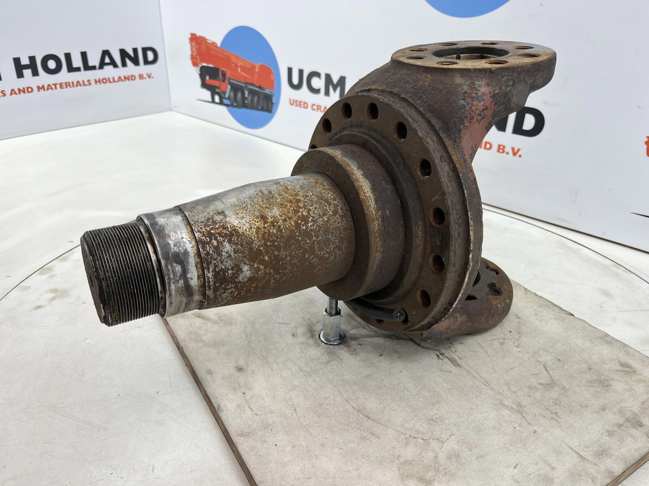 Liebherr LT 1090 Steering knuckle 16 holes - Steering knuckle for Mobile crane: picture 1 Liebherr LT 1090 Steering knuckle 16 holes - Steering knuckle for Mobile crane: picture 1