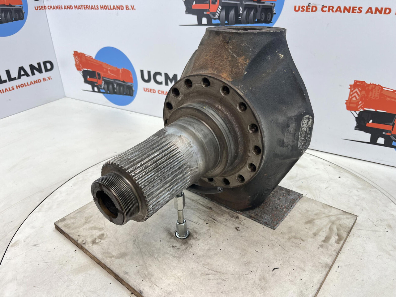 Liebherr LTM 1035 Steering knuckle 16 holes axle 1 - Steering knuckle for Mobile crane: picture 1 Liebherr LTM 1035 Steering knuckle 16 holes axle 1 - Steering knuckle for Mobile crane: picture 1