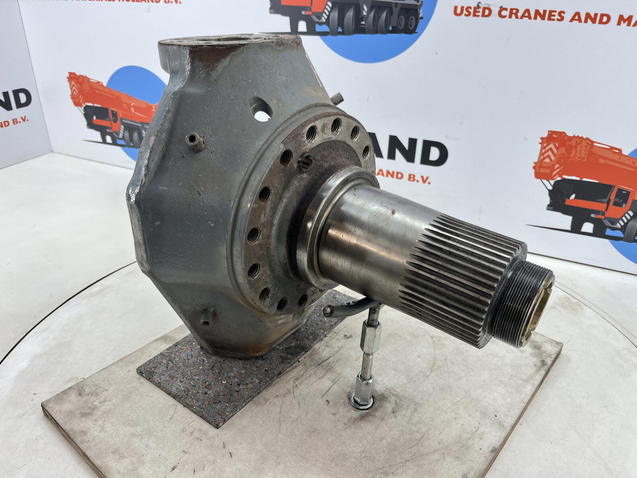 Liebherr LTM 1055-3.2 Steering knuckle 16 holes axle 2 - Steering knuckle for Mobile crane: picture 3 Liebherr LTM 1055-3.2 Steering knuckle 16 holes axle 2 - Steering knuckle for Mobile crane: picture 3