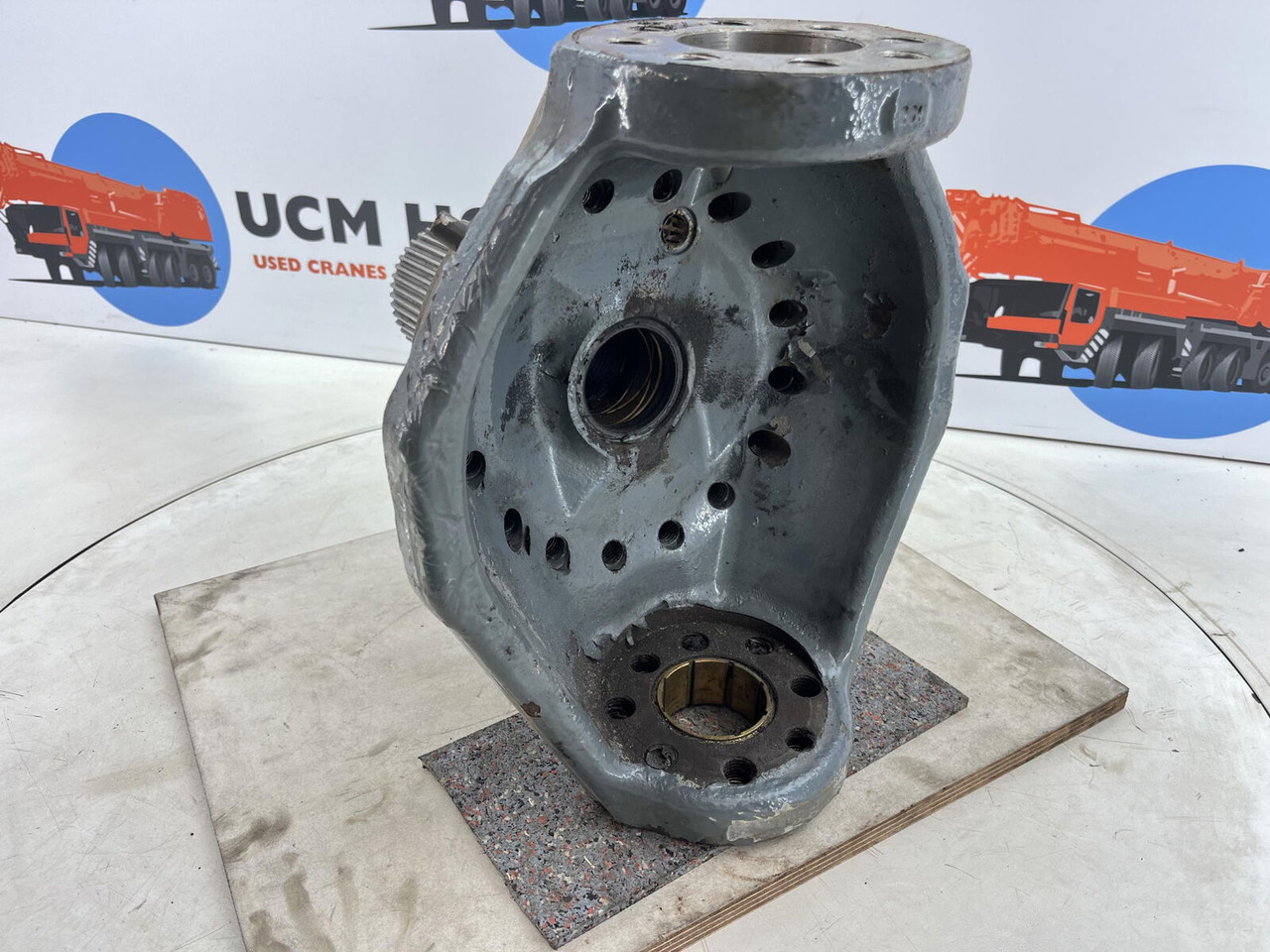 Liebherr LTM 1055-3.2 Steering knuckle 16 holes axle 2 - Steering knuckle for Mobile crane: picture 4 Liebherr LTM 1055-3.2 Steering knuckle 16 holes axle 2 - Steering knuckle for Mobile crane: picture 4
