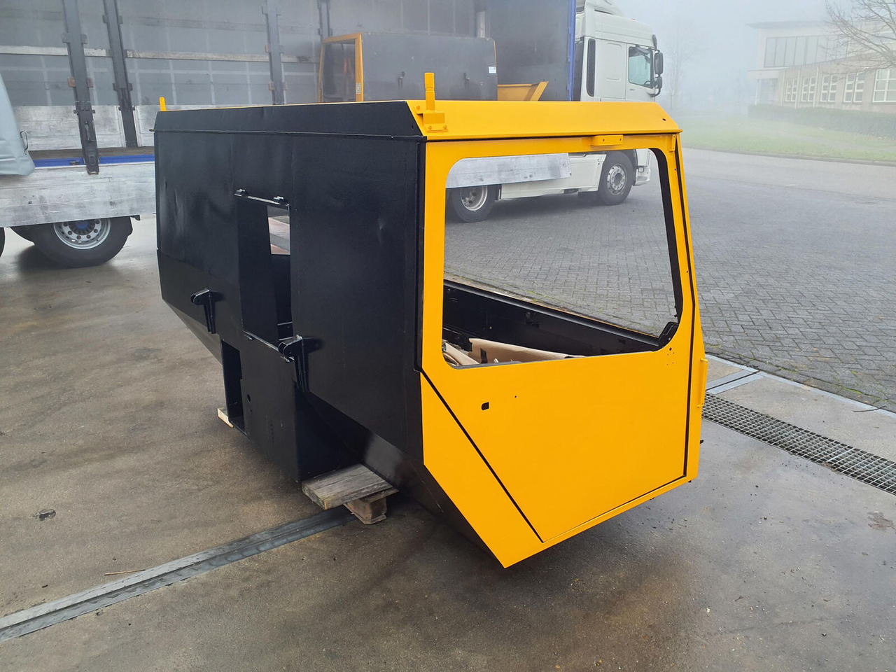 Liebherr LTM 1090 drivers cabin - Cab for Mobile crane: picture 3 Liebherr LTM 1090 drivers cabin - Cab for Mobile crane: picture 3