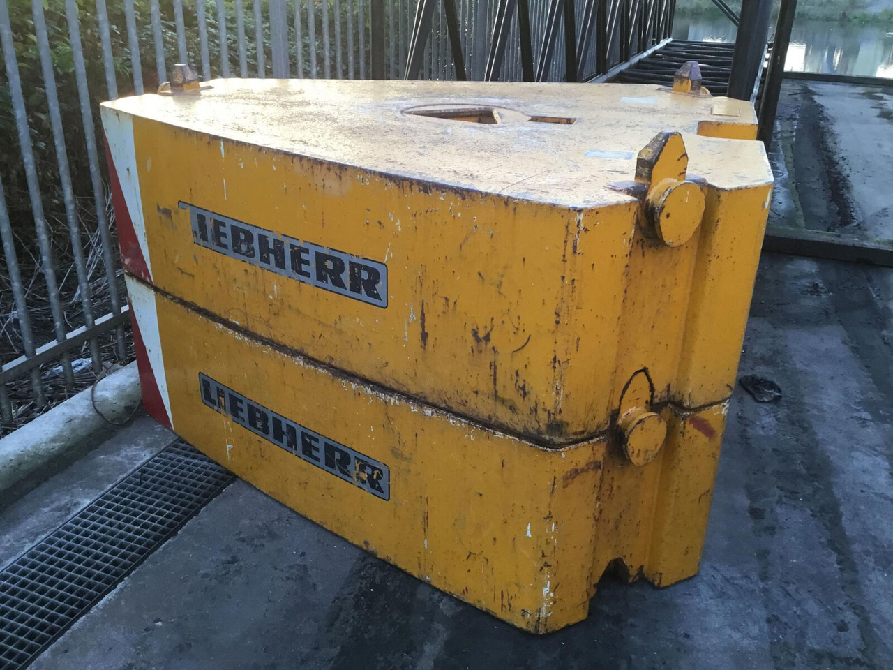 Liebherr LTM 1400-7.1 counterweight 10T - Counterweight for Mobile crane: picture 1 Liebherr LTM 1400-7.1 counterweight 10T - Counterweight for Mobile crane: picture 1