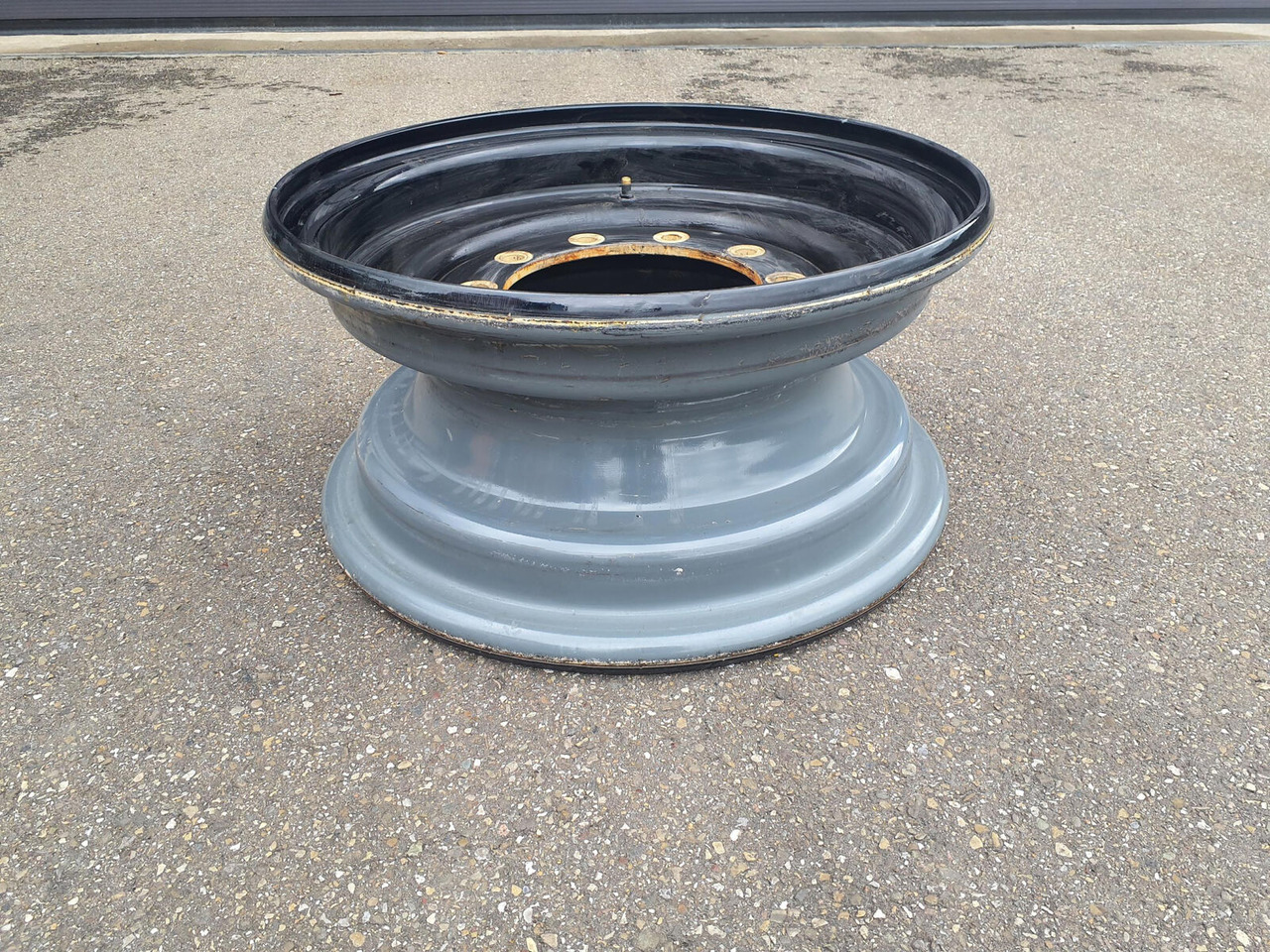 Liebherr Rim 445/95R25 10 12 1p - Rim for Crane: picture 3 Liebherr Rim 445/95R25 10 12 1p - Rim for Crane: picture 3