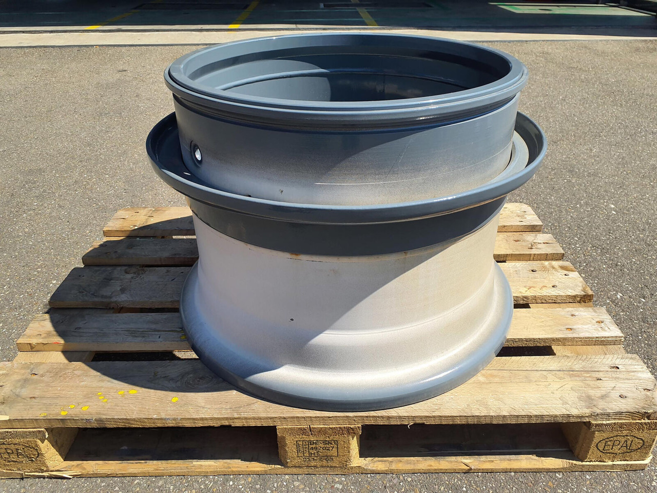 Liebherr Rim 525/80R25 10 21.5 3p - Rim for Crane: picture 3 Liebherr Rim 525/80R25 10 21.5 3p - Rim for Crane: picture 3