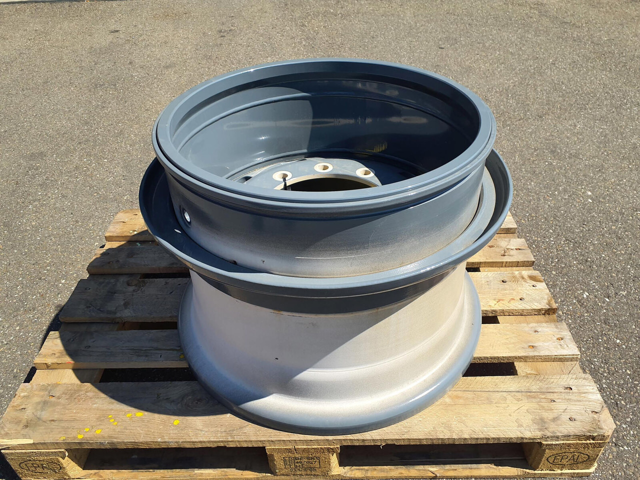 Liebherr Rim 525/80R25 10 21.5 3p - Rim for Crane: picture 1 Liebherr Rim 525/80R25 10 21.5 3p - Rim for Crane: picture 1