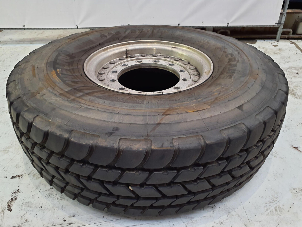 Michelin Wheel 445/95R25 12 9 2p alu - Wheel and tire package for Crane: picture 2 Michelin Wheel 445/95R25 12 9 2p alu - Wheel and tire package for Crane: picture 2