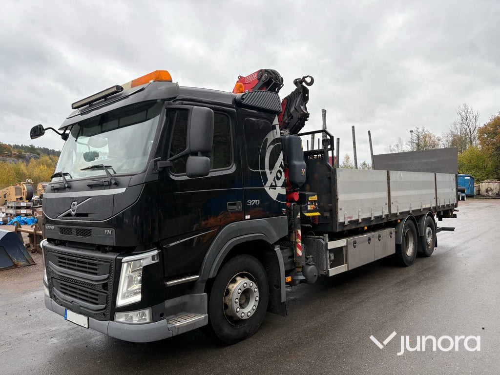 Dropside/ Flatbed truck, Crane truck Lastbil med kran - Volvo FM 370 FASSI F155: picture 1