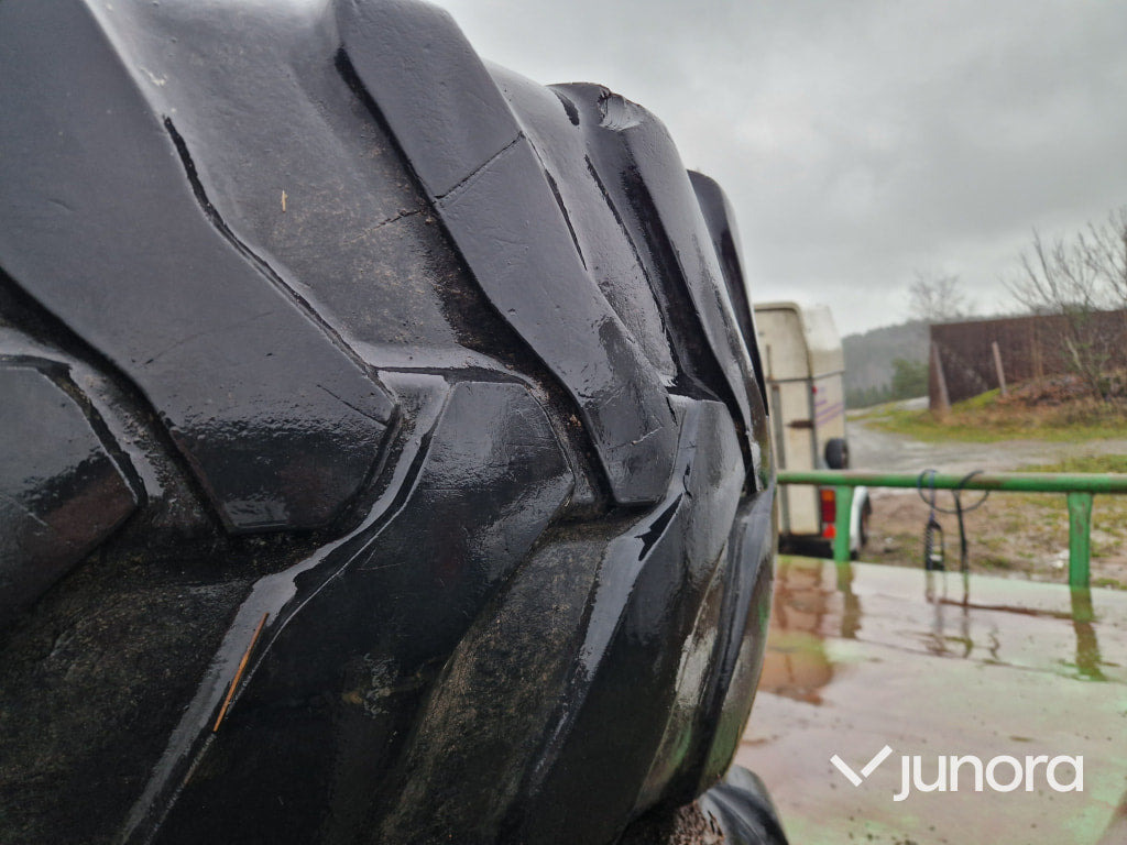 Traktordäck - Valmet 6400 - Wheel and tire package for Farm tractor: picture 3 Traktordäck - Valmet 6400 - Wheel and tire package for Farm tractor: picture 3