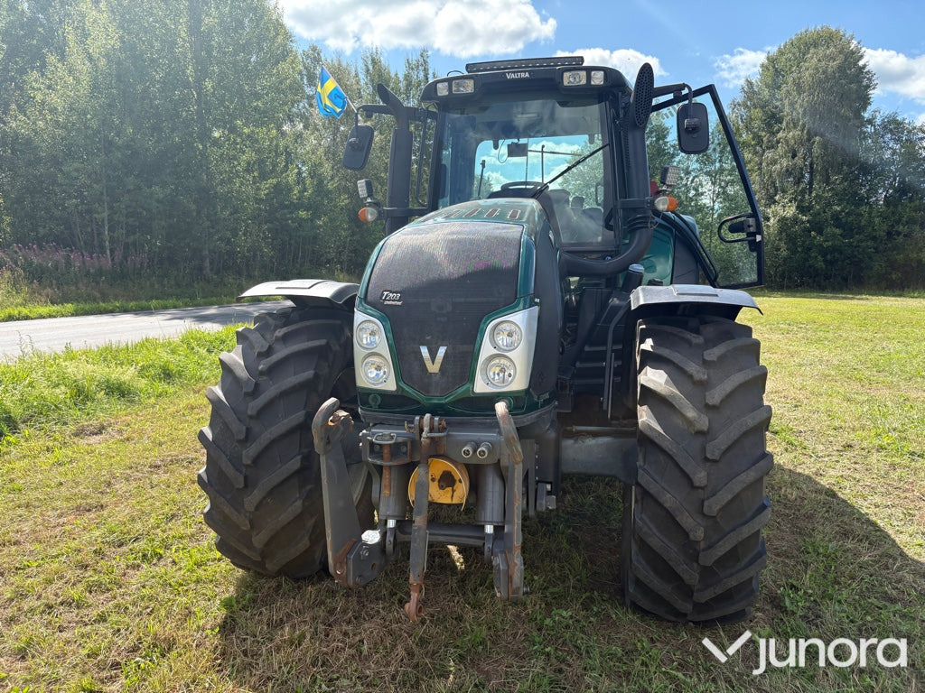 Valtra T203 - Farm tractor: picture 3 Valtra T203 - Farm tractor: picture 3