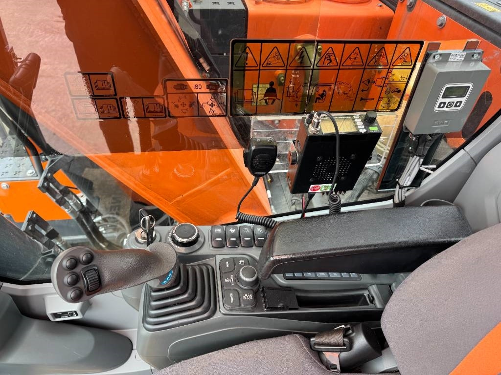 Crawler excavator Doosan DX 140 LCR-5 Pyörittäjällä: picture 12