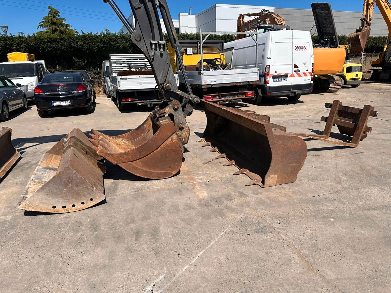 MECALAC M714. 3 Löffel + Gabel. Orginal 4098h. - Crawler excavator: picture 4 MECALAC M714. 3 Löffel + Gabel. Orginal 4098h. - Crawler excavator: picture 4