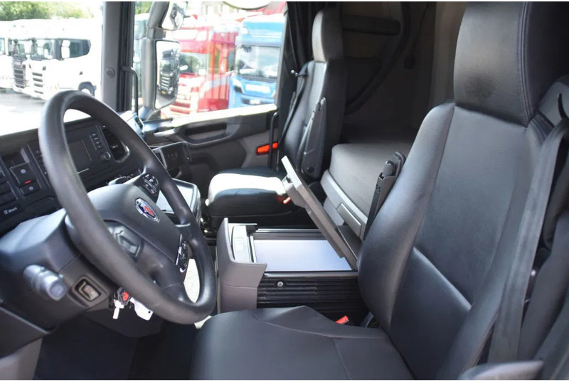 Scania S410 NGS 4x2EB MEGA 95 cm or 103 cm driving height - RETARDER - 649 TKM - FULL AIR - PARK. AIRCO - LEATHER SEATS - 2 x FUEL TANK - Tractor unit: picture 5 Scania S410 NGS 4x2EB MEGA 95 cm or 103 cm driving height - RETARDER - 649 TKM - FULL AIR - PARK. AIRCO - LEATHER SEATS - 2 x FUEL TANK - Tractor unit: picture 5