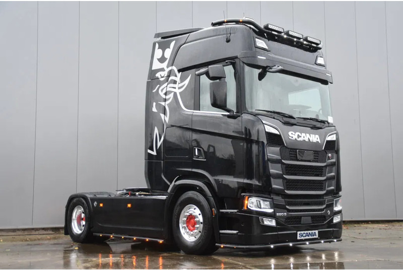 Scania S580 V8 NGS 4x2NB - HYDRAULICS - FULL AIR - RETARDER - 541 TKM - PARK. AIRCO - TV - PTO - ALCOA'S - LED - - Tractor unit: picture 2 Scania S580 V8 NGS 4x2NB - HYDRAULICS - FULL AIR - RETARDER - 541 TKM - PARK. AIRCO - TV - PTO - ALCOA'S - LED - - Tractor unit: picture 2
