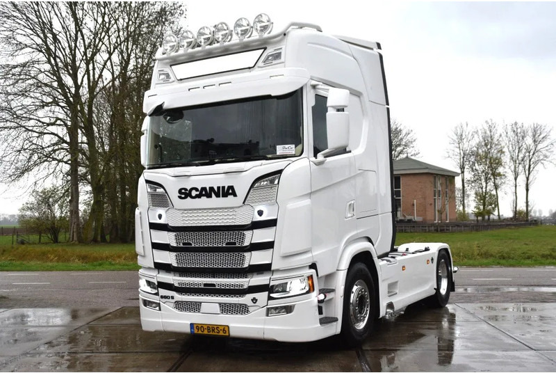 Scania S660 V8 NGS 4x2NB - NEW TACHO - RETARDER - FULL AIR - PARK. AIRCO - LEATHER SEATS - 2 x FUEL TANKS - ALCOA'S - LED - - Tractor unit: picture 2 Scania S660 V8 NGS 4x2NB - NEW TACHO - RETARDER - FULL AIR - PARK. AIRCO - LEATHER SEATS - 2 x FUEL TANKS - ALCOA'S - LED - - Tractor unit: picture 2