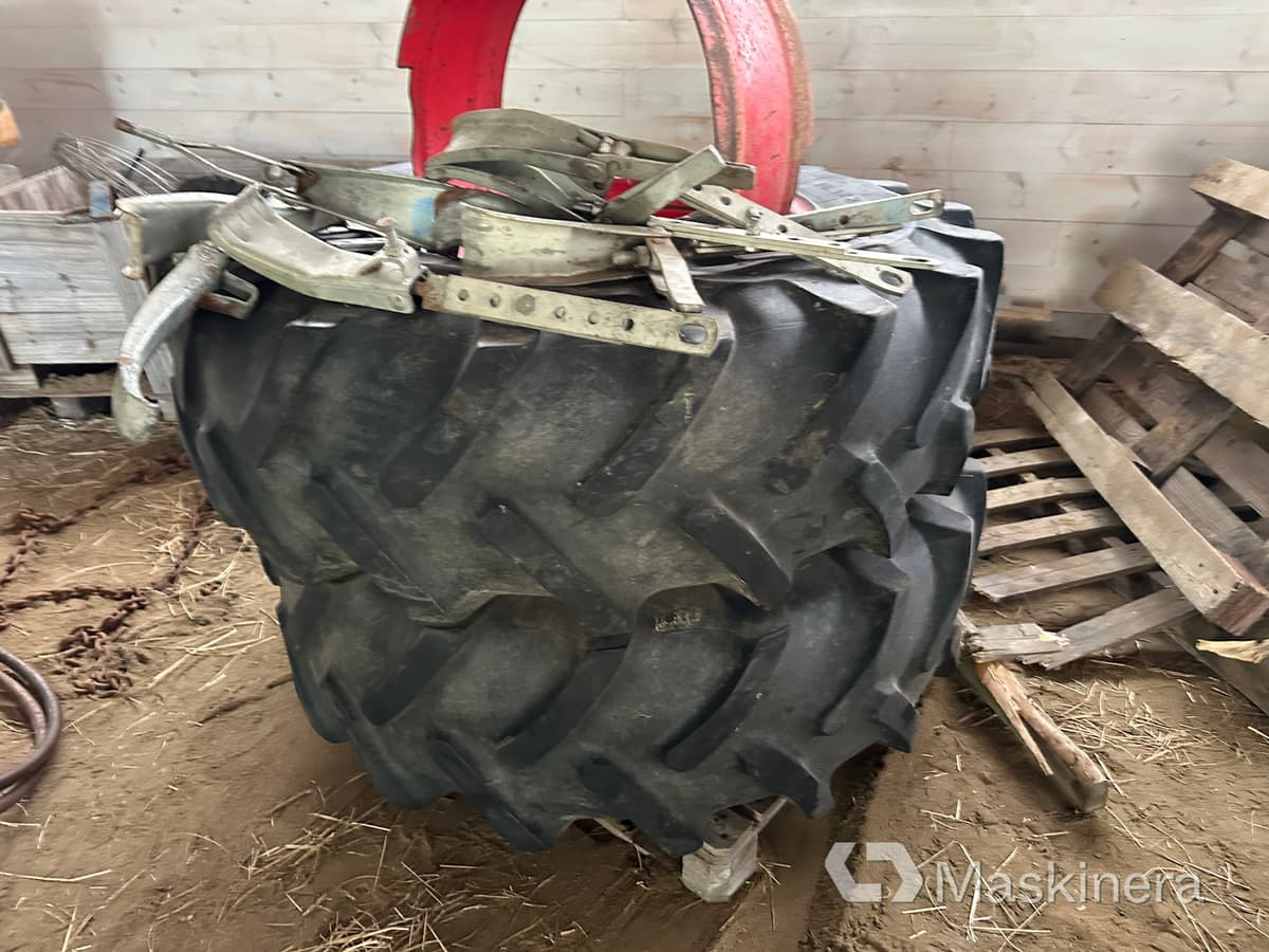 Dubbelmontage Michelin 16.9 R28 - Tire for Agricultural machinery: picture 2 Dubbelmontage Michelin 16.9 R28 - Tire for Agricultural machinery: picture 2