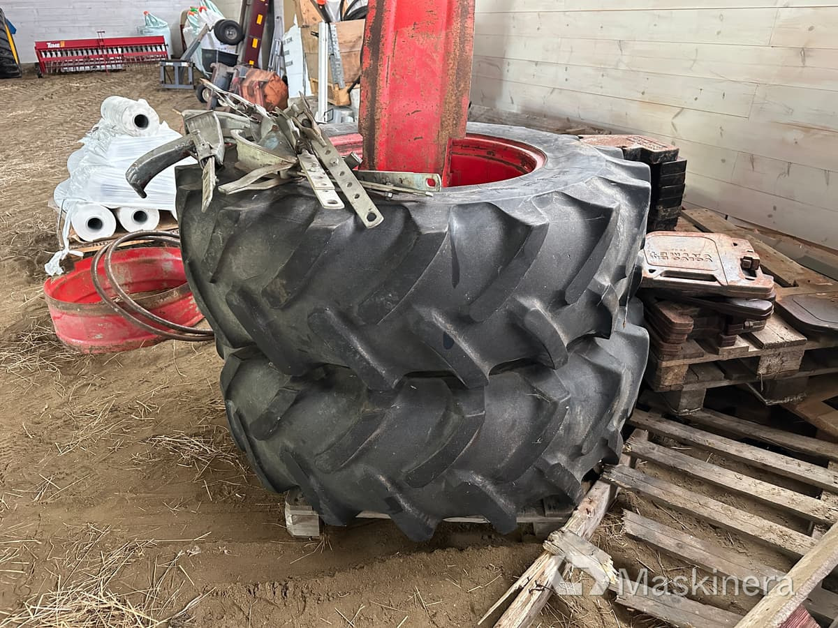 Dubbelmontage Michelin 16.9 R28 - Tire for Agricultural machinery: picture 1 Dubbelmontage Michelin 16.9 R28 - Tire for Agricultural machinery: picture 1
