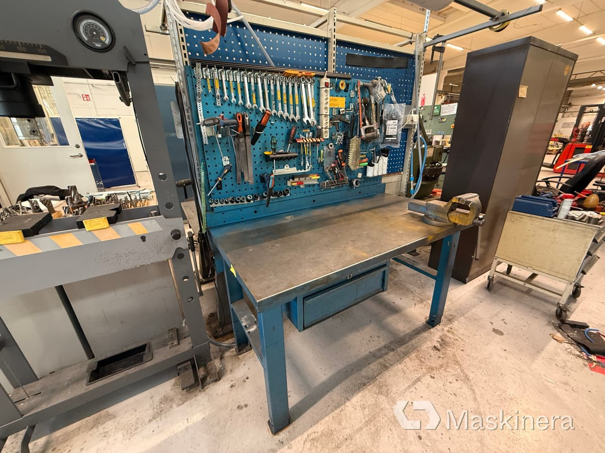 Arbetsbord med verktygstavla - Industrial equipment: picture 3 Arbetsbord med verktygstavla - Industrial equipment: picture 3