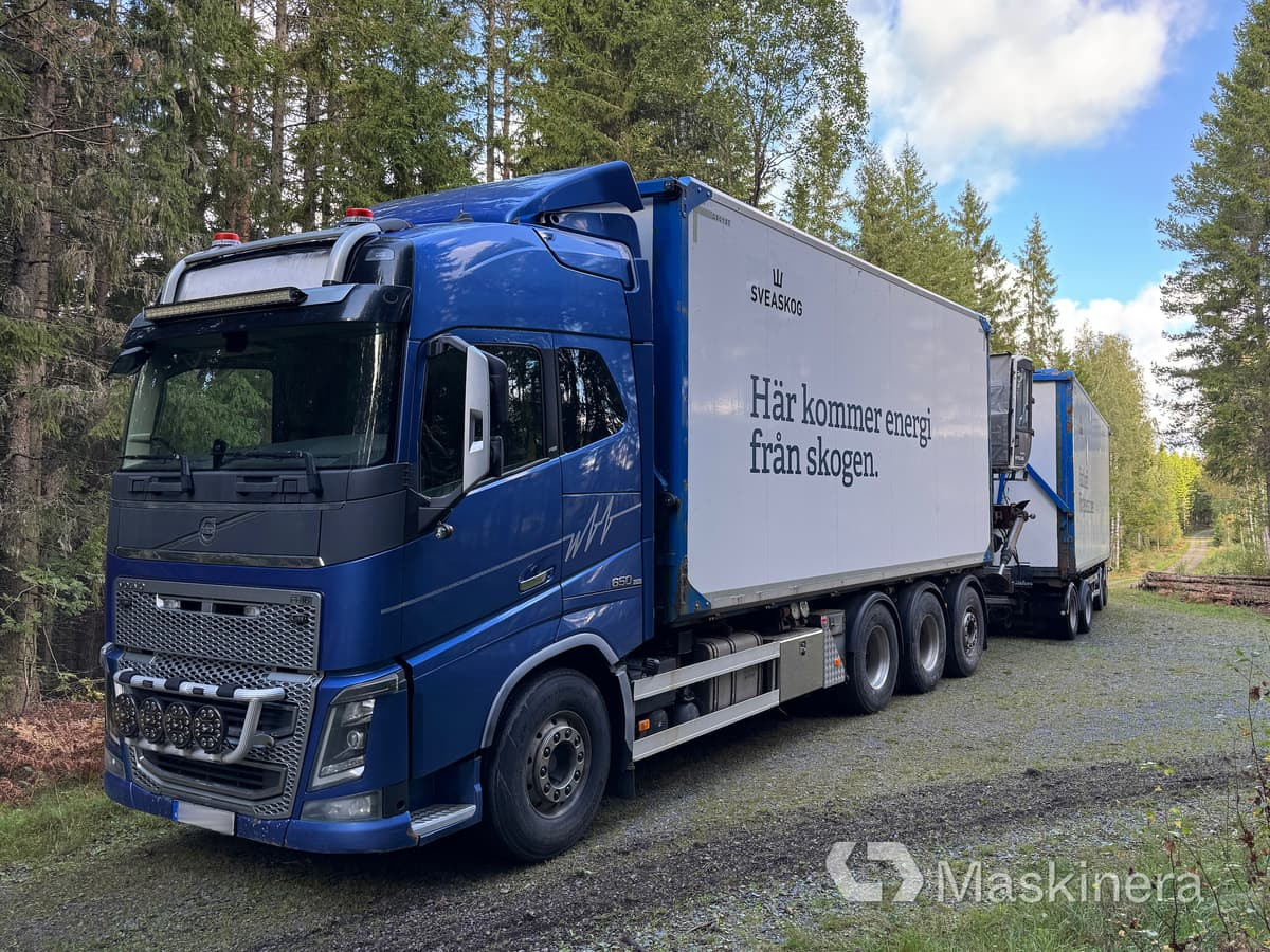 Flisbil Volvo FH16 8X4 med kran & sidtipp - Tractor unit, Tipper trailer: picture 1 Flisbil Volvo FH16 8X4 med kran & sidtipp - Tractor unit, Tipper trailer: picture 1